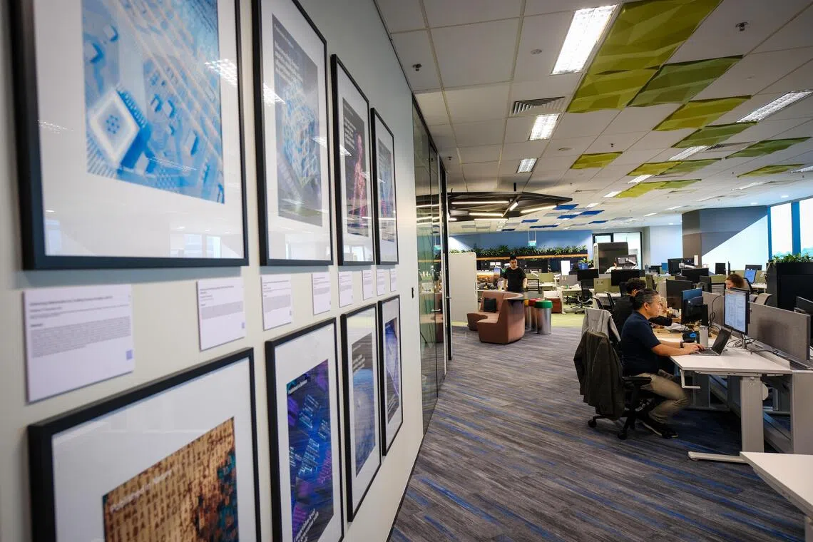 DeepMind在本地新设立的人工智能研究室，入口处有10幅DeepMind的人工智能成果海报，部分人员已开始工作。（曾坤顺摄）