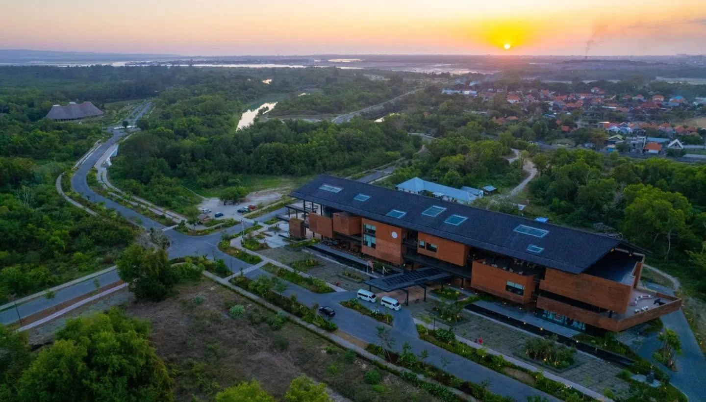 龟乐岛经济特区较具地标性的建筑，是2022年底投入运作的印尼有一德公益基金会峇厘岛学习园区。（取自峇厘海龟岛发展公司网站）