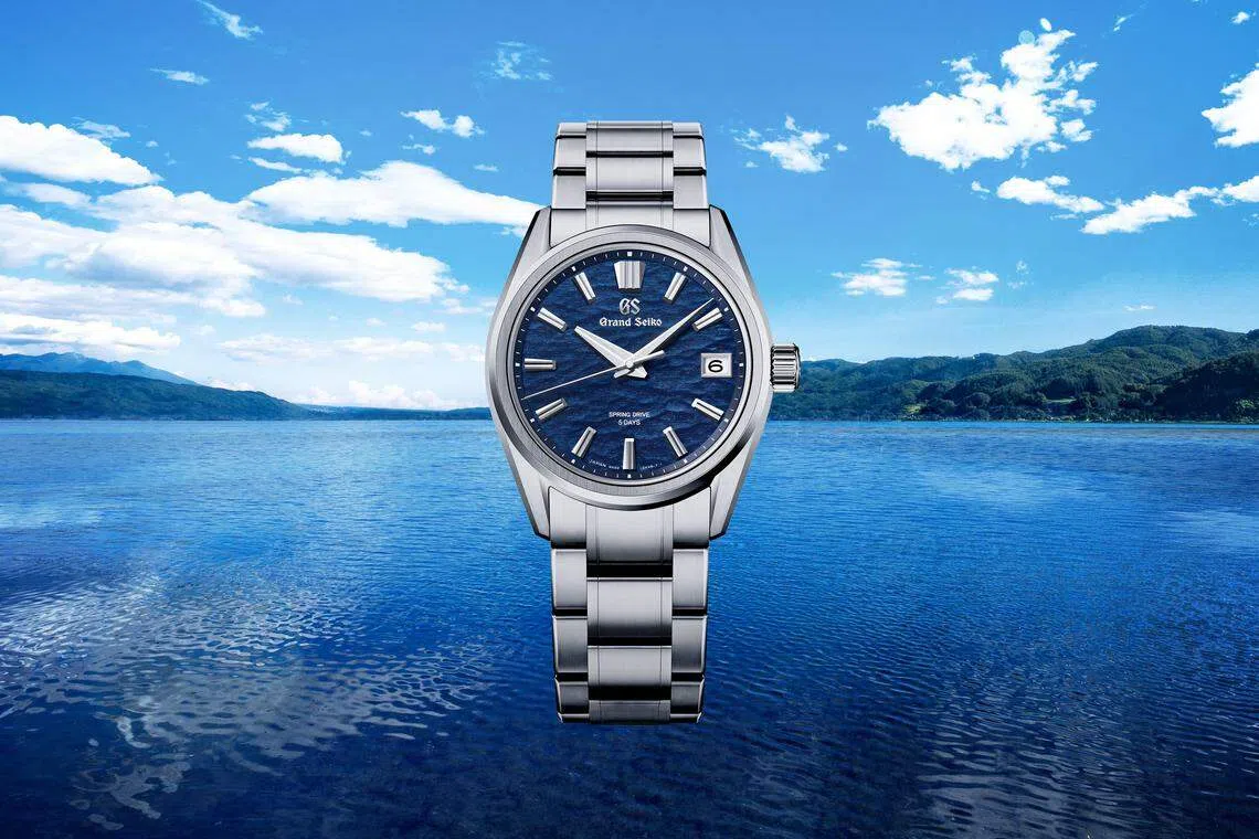 SLGA019表盘让人想起清晨诹访湖水面的轻柔波纹，根据光线照射角度有不同颜色。（品牌提供）