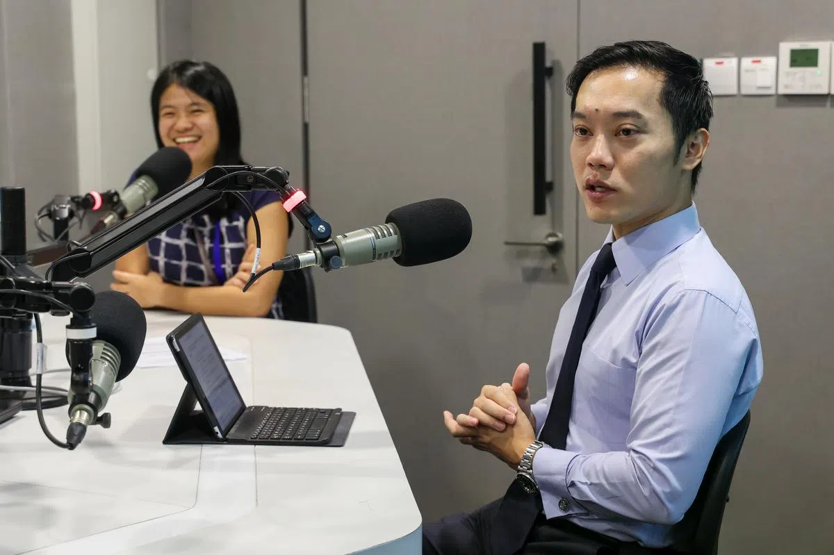 SinglifeSinglife财务顾问公司高级财务服务经理谢国烽（右）讲解怎样做退休计划才能对抗通胀。（卓祾祎摄） 