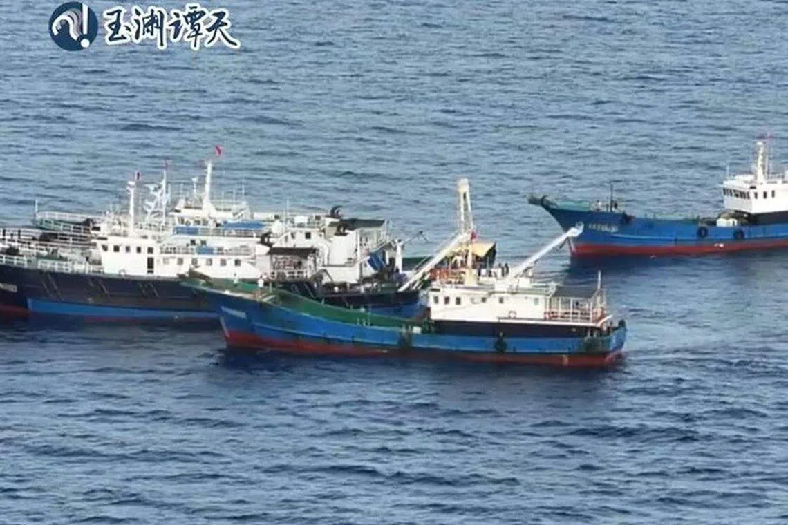 有多艘中国渔船在黄岩岛海域作业。（截取玉渊潭天微博发布的视频）