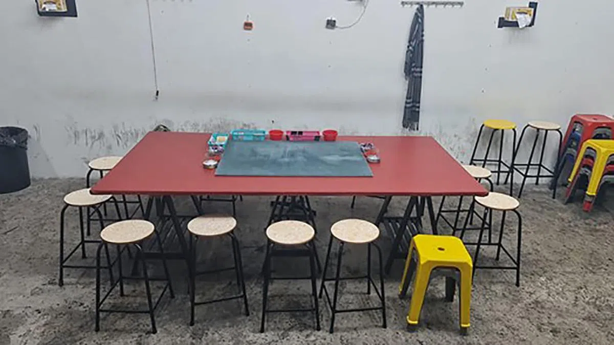 11名男女因涉及赌博活动被调查，警方起获赌具等证物。（警方提供）