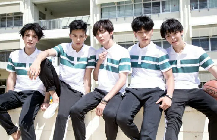 侯明昊（右）作为FRESH极客少年团的一员出道。（互联网）