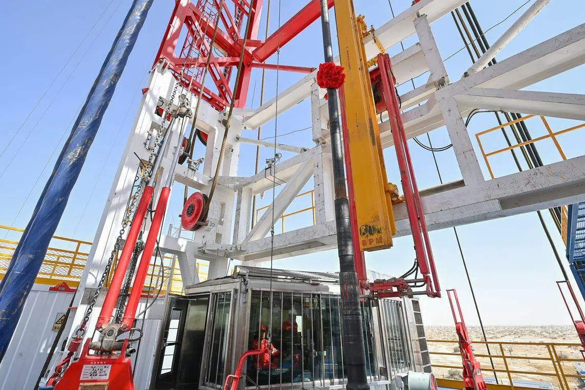 “深地塔科1井”预计钻探深度1万1000米，地面架设的钢铁塔架约20层楼高。（新华社）