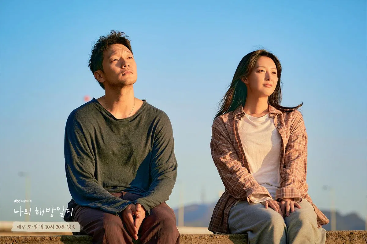 孙锡久（左）最近凭借韩剧《我的出走日記》人气急升，与金智媛在剧中的互动让观众看得又“撩”又揪心。（图/JTBC面簿）