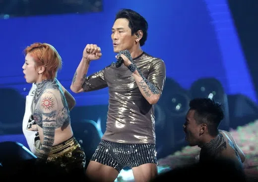 62岁的杜德伟在演唱会上载歌载舞还露腿，歌迷纷纷跟着舞动合唱。（互联网）