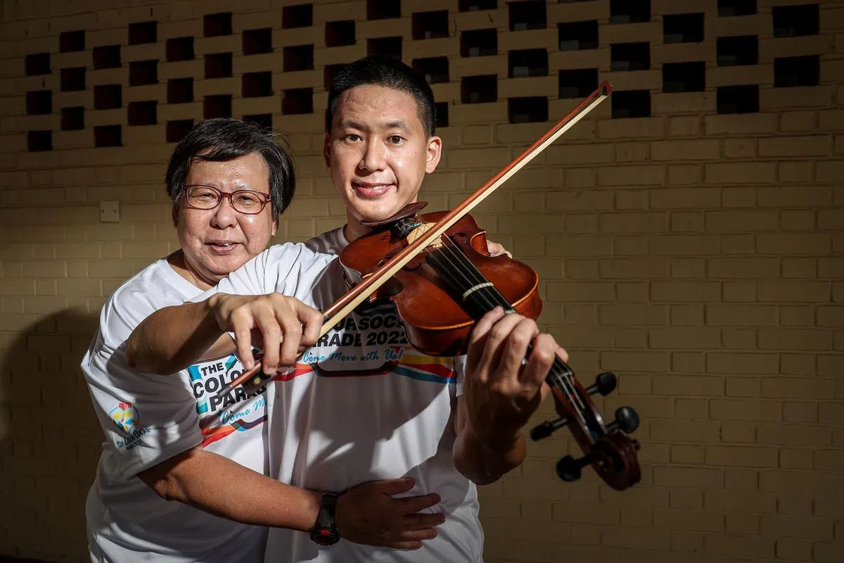 瞿堳葿（左）不辞劳苦，每周带孩子参加小提琴课程。（叶振忠摄）