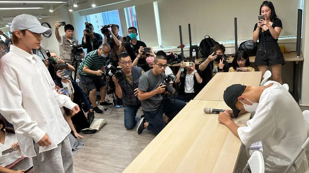 耀乐听到炎亚纶的道歉后低头痛哭。（TVBS新闻网）