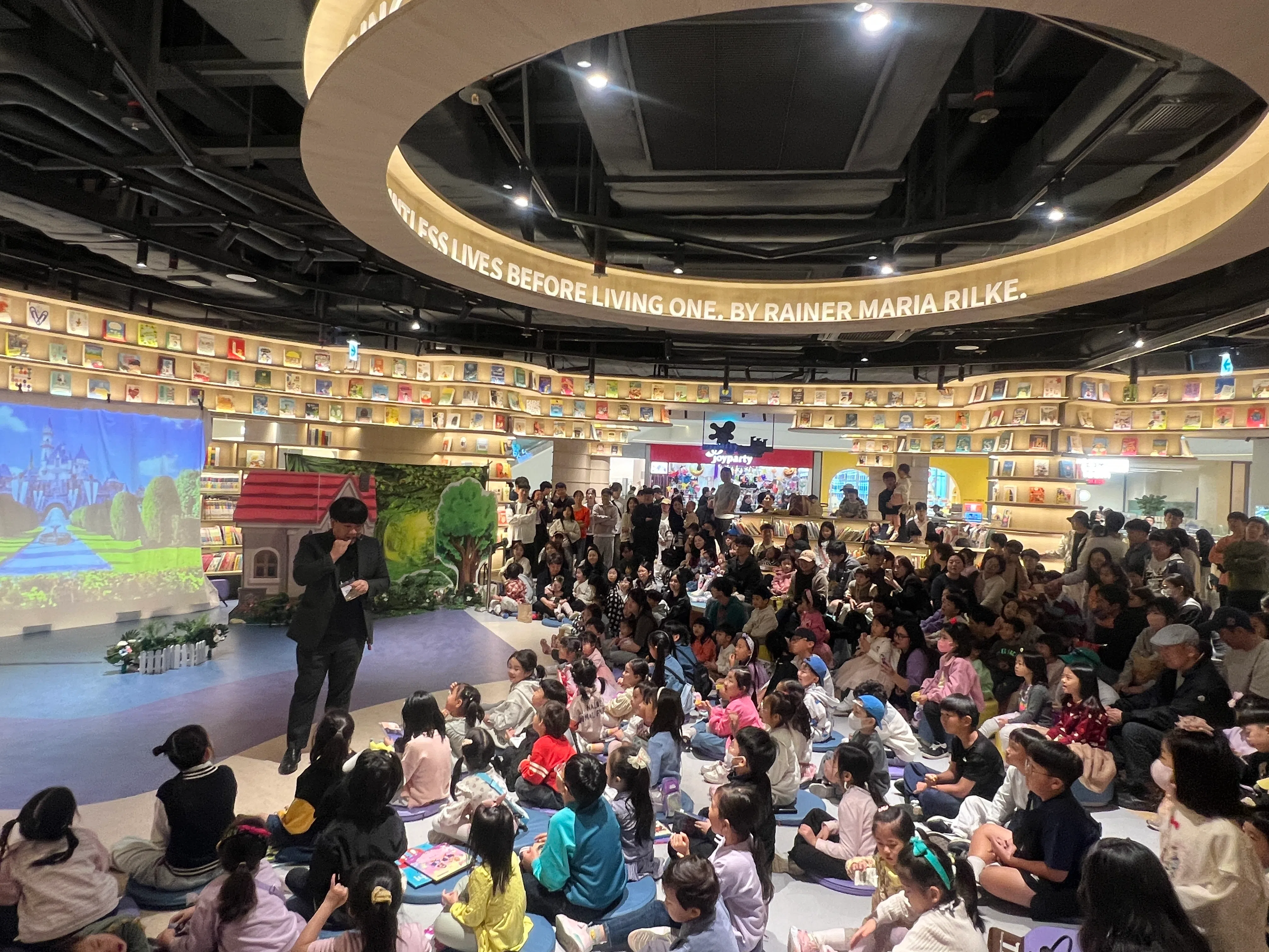 儿童图书馆常举办受小朋友欢迎的讲故事活动，引领小孩进入阅读的魔幻世界。（叶孝忠摄）