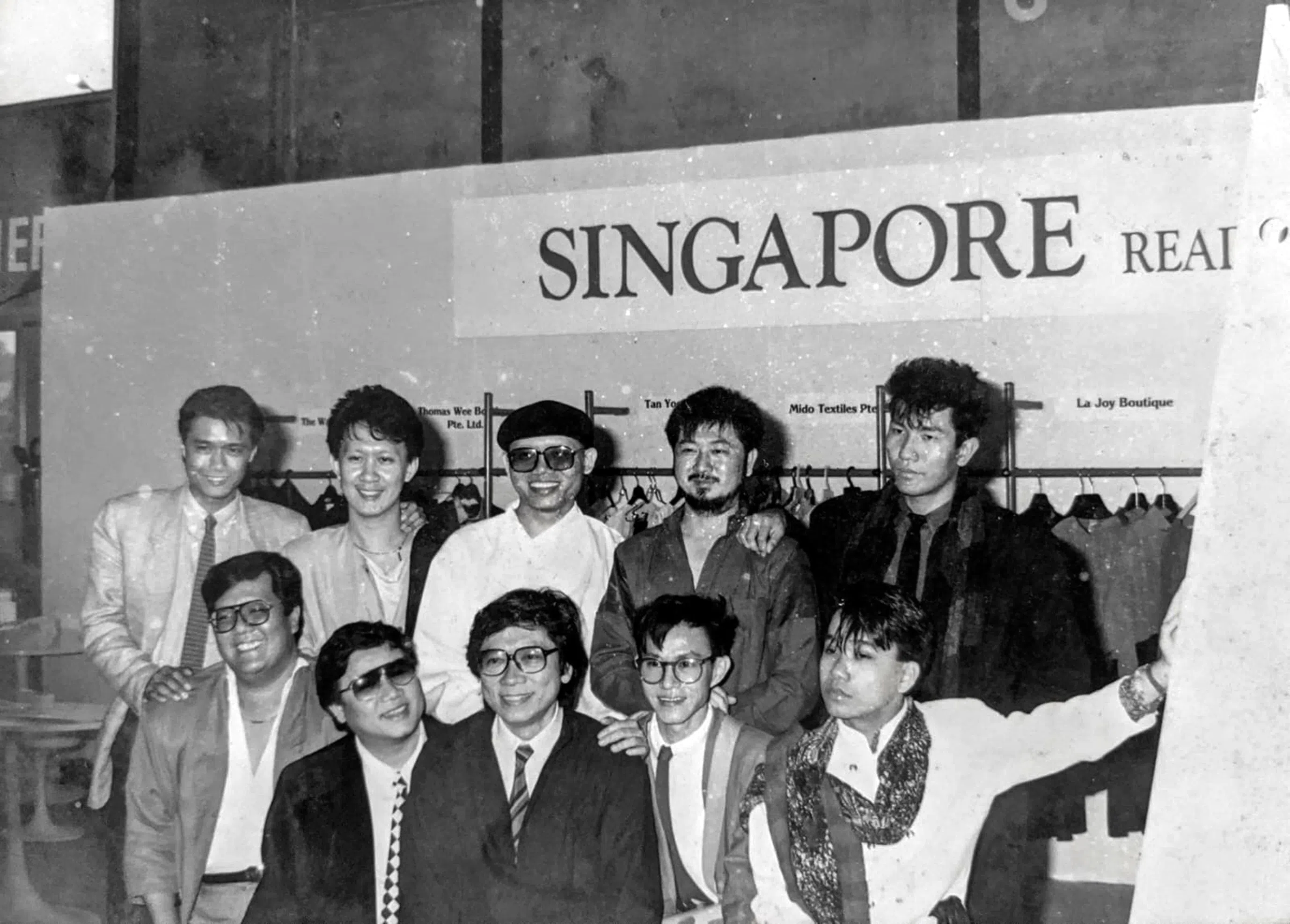 庄柏恒（后排右一）与陈永（后排左三）、黄华（前排右二）是新加坡80年代非常火红的设计师。（档案照，庄柏恒提供）