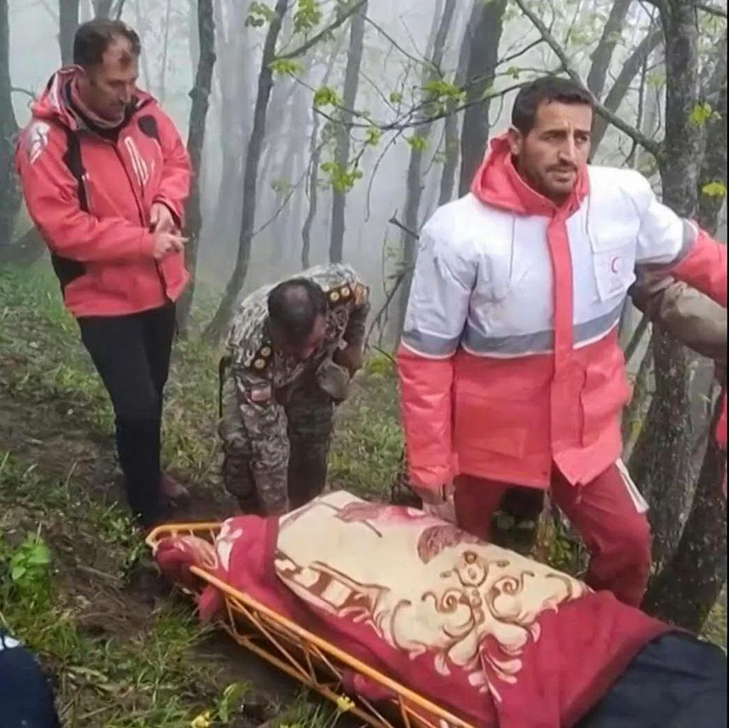 救援人员在事故现场寻获遇难者遗体。据了解，事发地的天气非常寒冷、多雨、多雾，雨水也正在凝结成雪。（法新社）