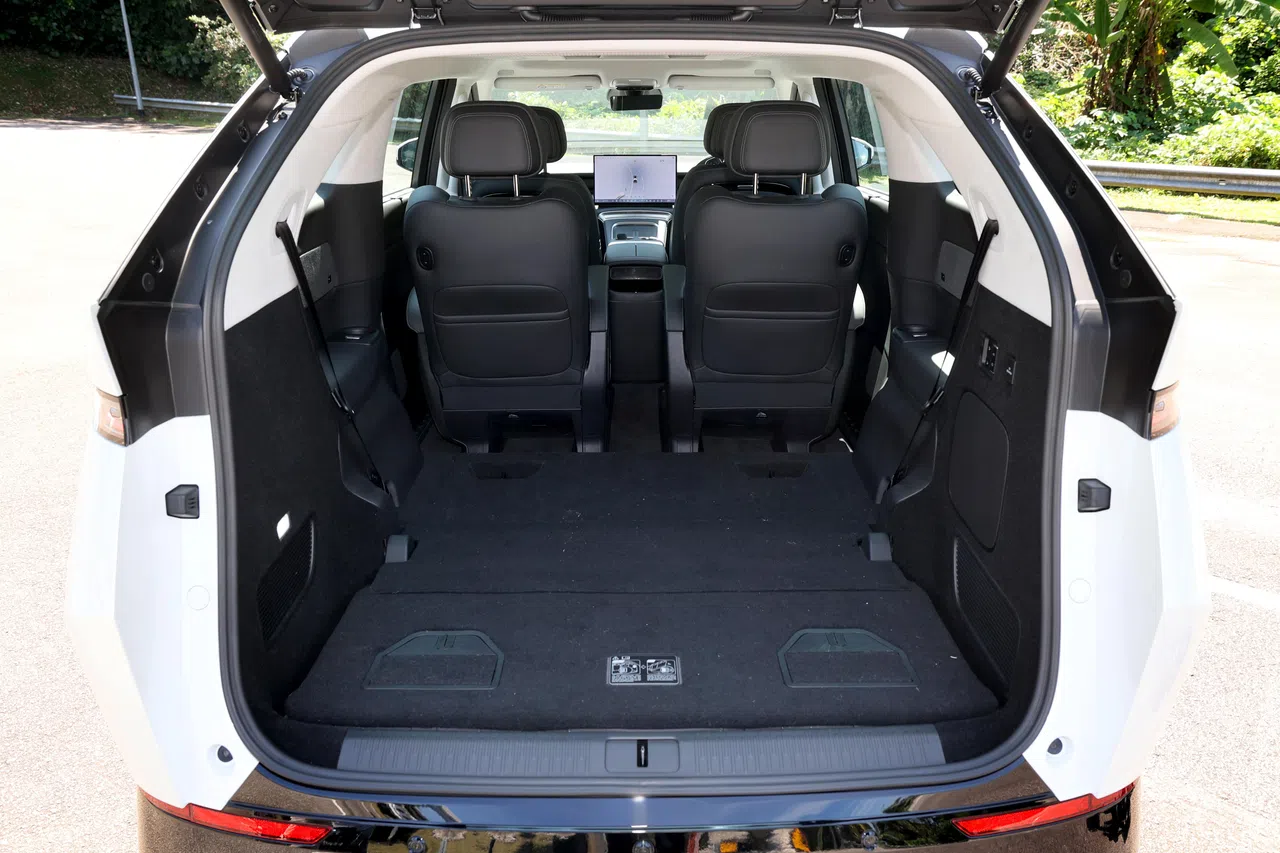 第三排座椅可一键自动放倒折叠，收纳在行李厢内。（龙国雄摄）