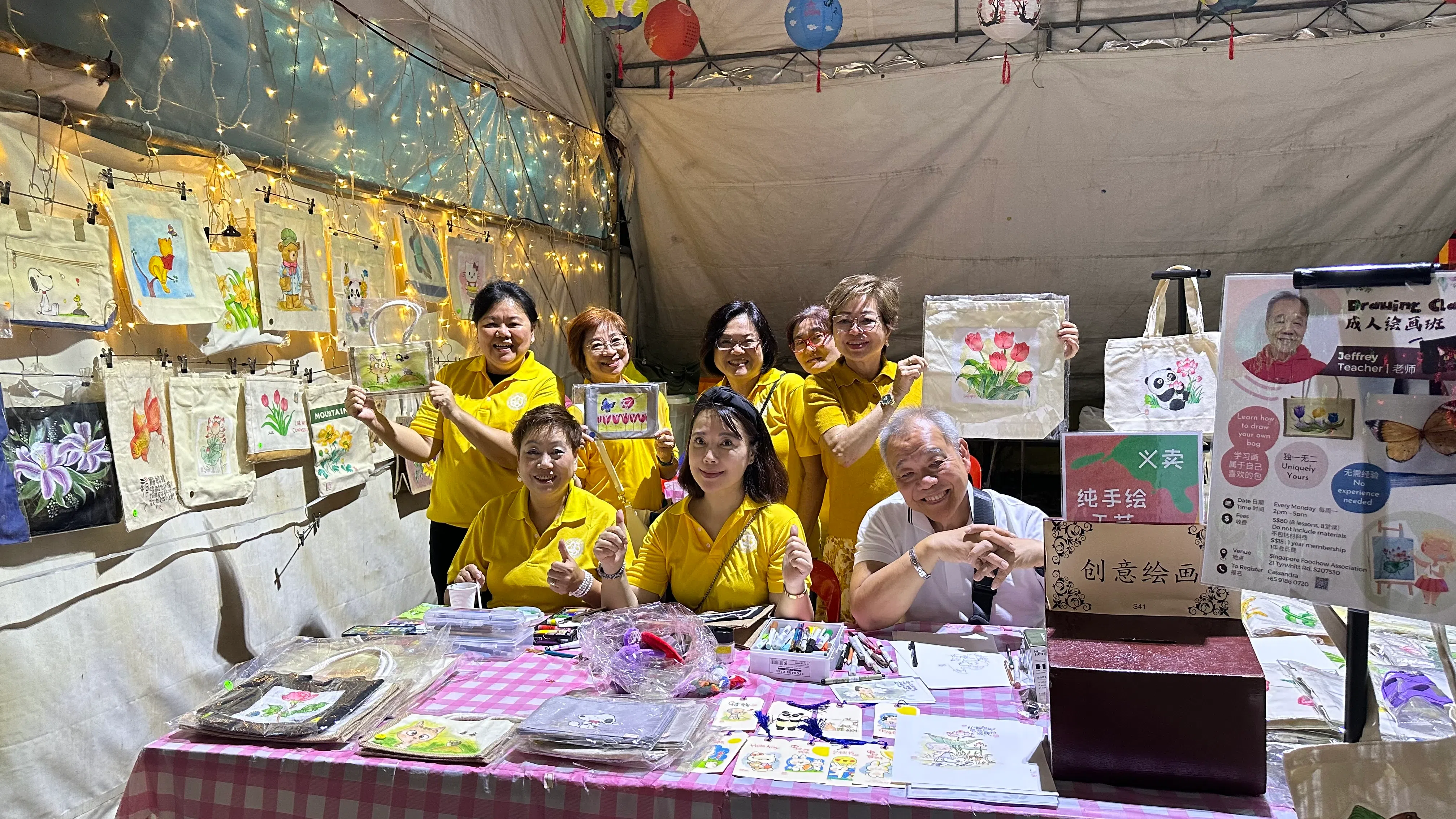福州会馆成人绘画班2023年9月参加莲山双林禅寺的中秋节义卖会。（受访者提供）