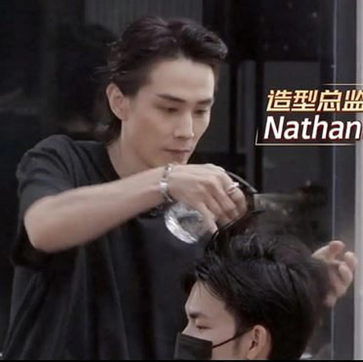 在中国发展韩籍艺人李承铉做造型，表情专注。（视频截图）