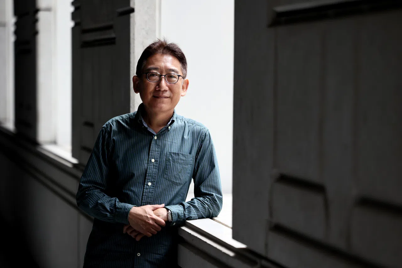 英文诗人杨树宏自幼阅读《聊斋》故事、金庸小说，中学时曾发表一篇华文短篇小说，大学时代以来主要以英文写作。（龙国雄摄）