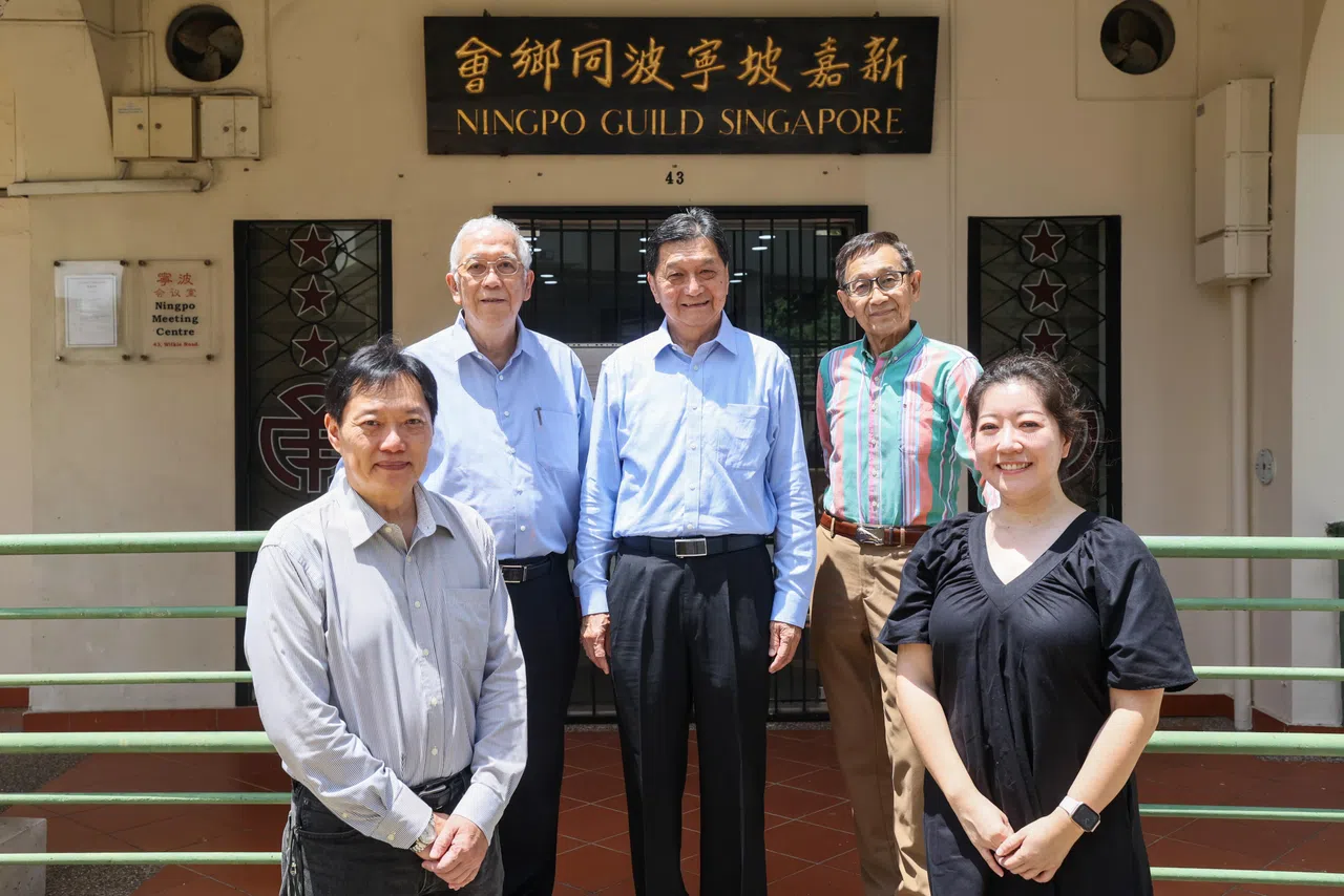 宁波同乡会尝试推出新颖活动，积极转型。图为宁波同乡会副会长闻建业（左起）、副财政崔吉忠、会长陈国雄、总务陈海强，以及正交际陈秋裕。（卓祾祎摄）