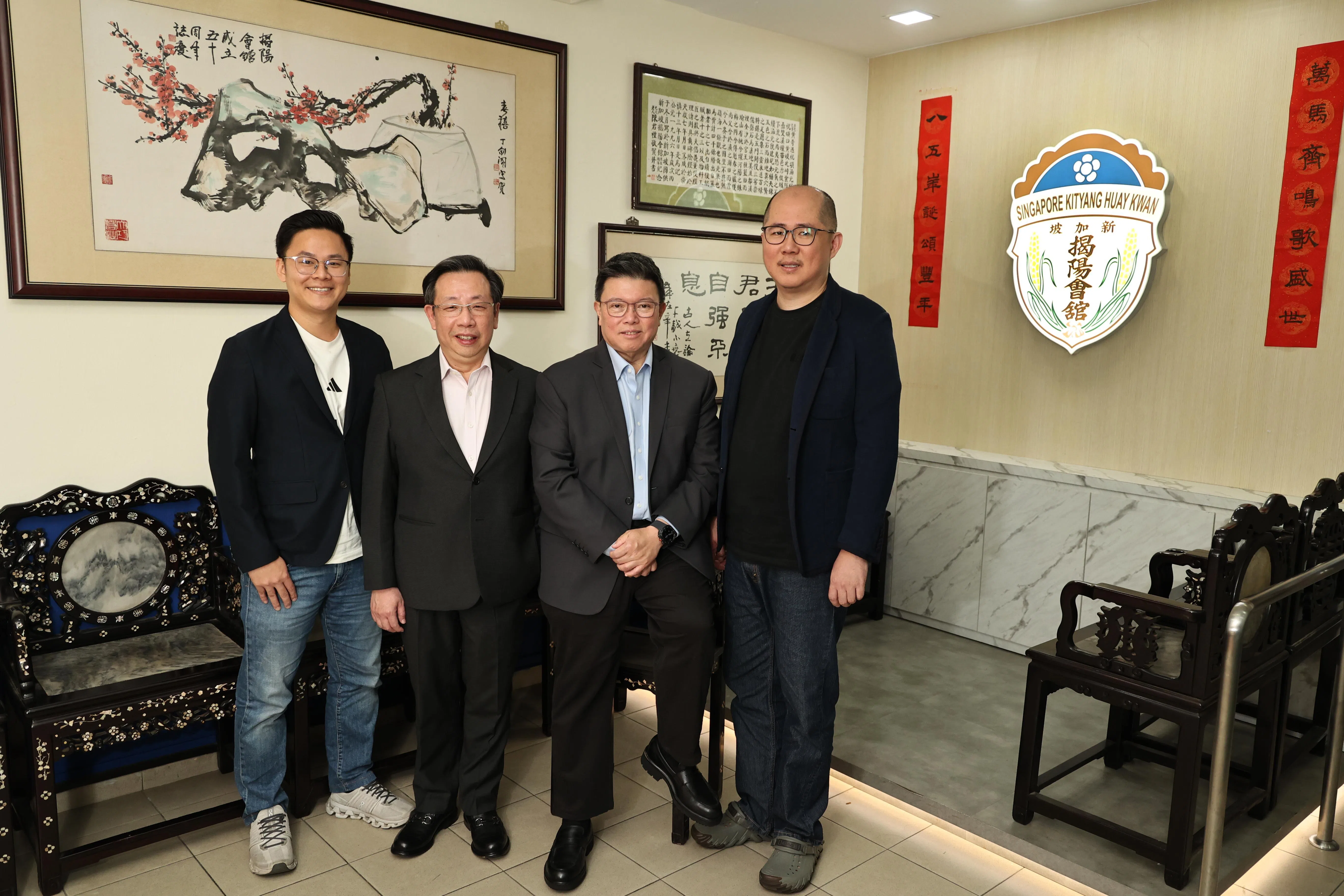 新加坡揭阳会馆庆祝创会85周年，副总务陈翰威（左起）、第一副会长张伟伟、会长许怀平和总务林锦源，回顾会馆发展并展望未来。（周国威摄）