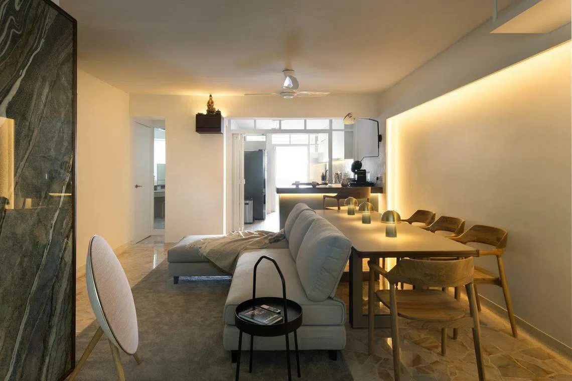 神台安在柱子上方，配有抽屉可放供品。（Metre Architects）