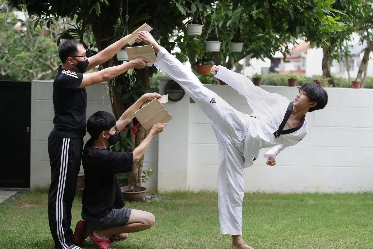 黄名纬与本报进行踢破木板的拍摄。（蔡家增摄）