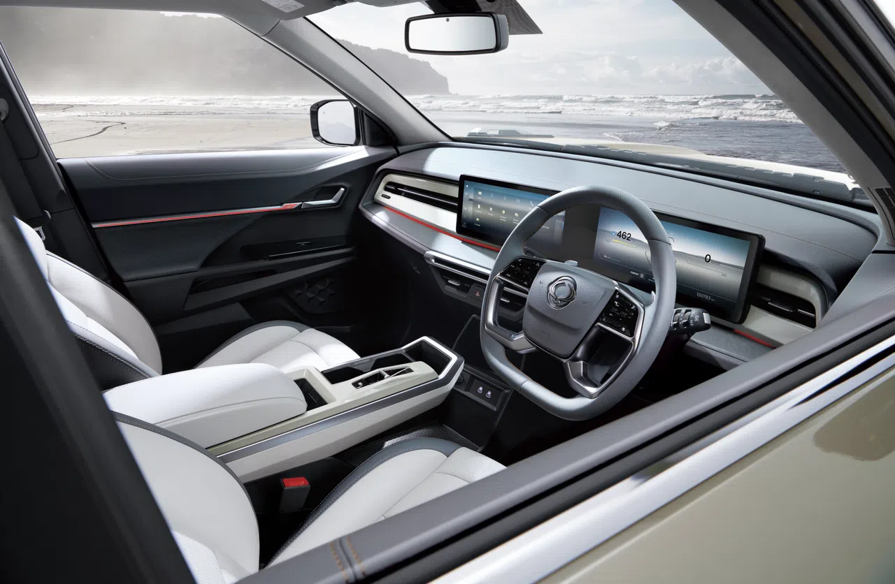 座舱配备双12.3英寸显示屏，前排座椅具通风功能。（车商提供）