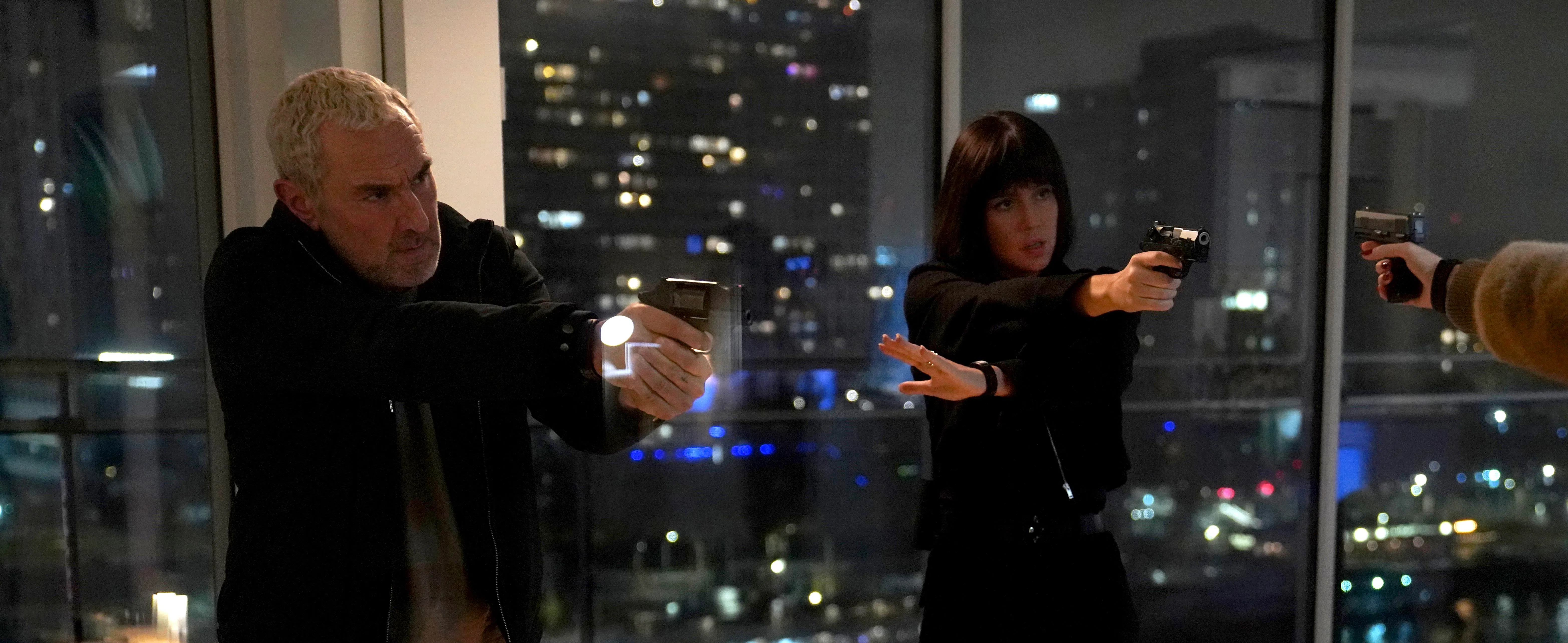 法国演员Gilles Lellouche（左）和Adele Exarchopoulos携手调查案件。（邵氏机构提供）