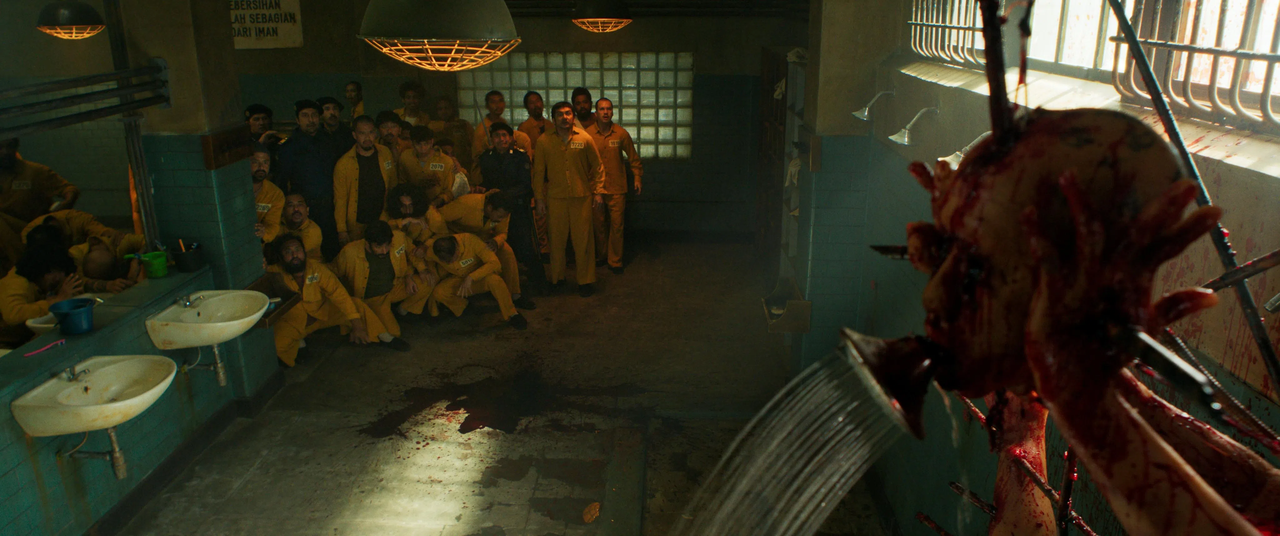 监狱里一连串怪异残暴的死亡引起囚犯的恐慌。（嘉华院线提供）