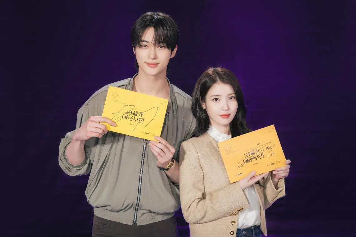 边佑锡（左）和IU主演的《21世纪大君夫人》4月10日通过Disney+播出。（Disney+提供）