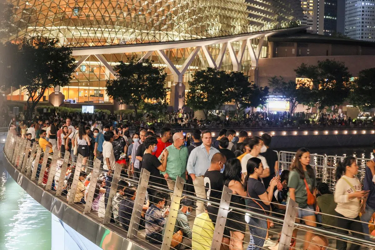 截至星期六晚上8时20分，除了鱼尾狮公园，滨海艺术中心前、浮动舞台和滨海湾金沙前的区域属“人潮拥挤”状态。（卓祾祎摄）