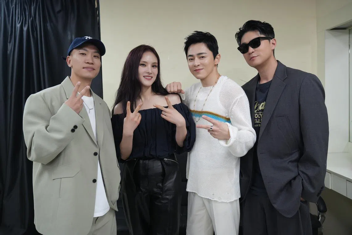 韩国嘻哈乐团Dynamic Duo的Gaeko（左一）和Choiza（右一）及Gummy（左二）是曹政奭（右二）的音乐制作团队。（Netflix提供）