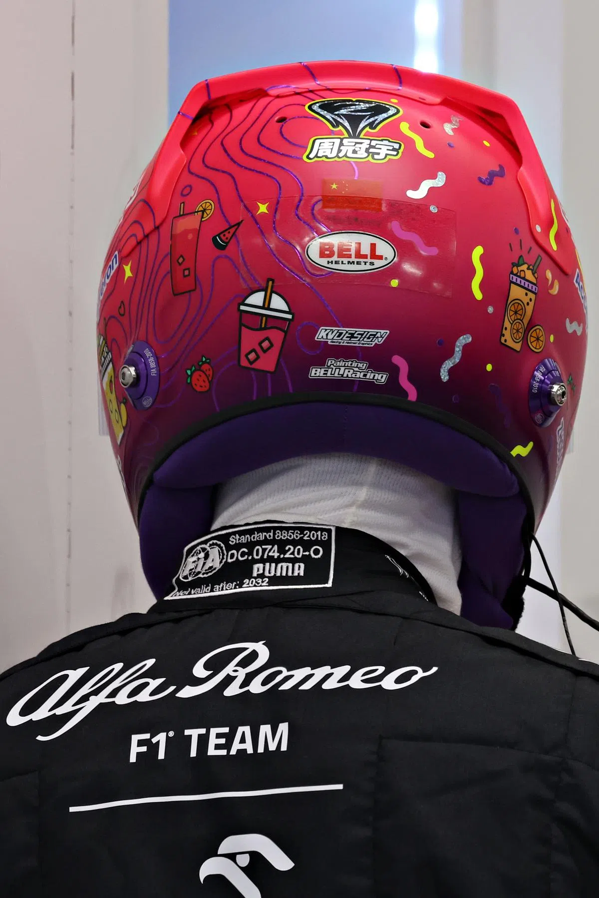 阿尔法·罗密欧的中国籍车手周冠宇和他吸睛的“泡泡茶”头盔。（张思庆摄）