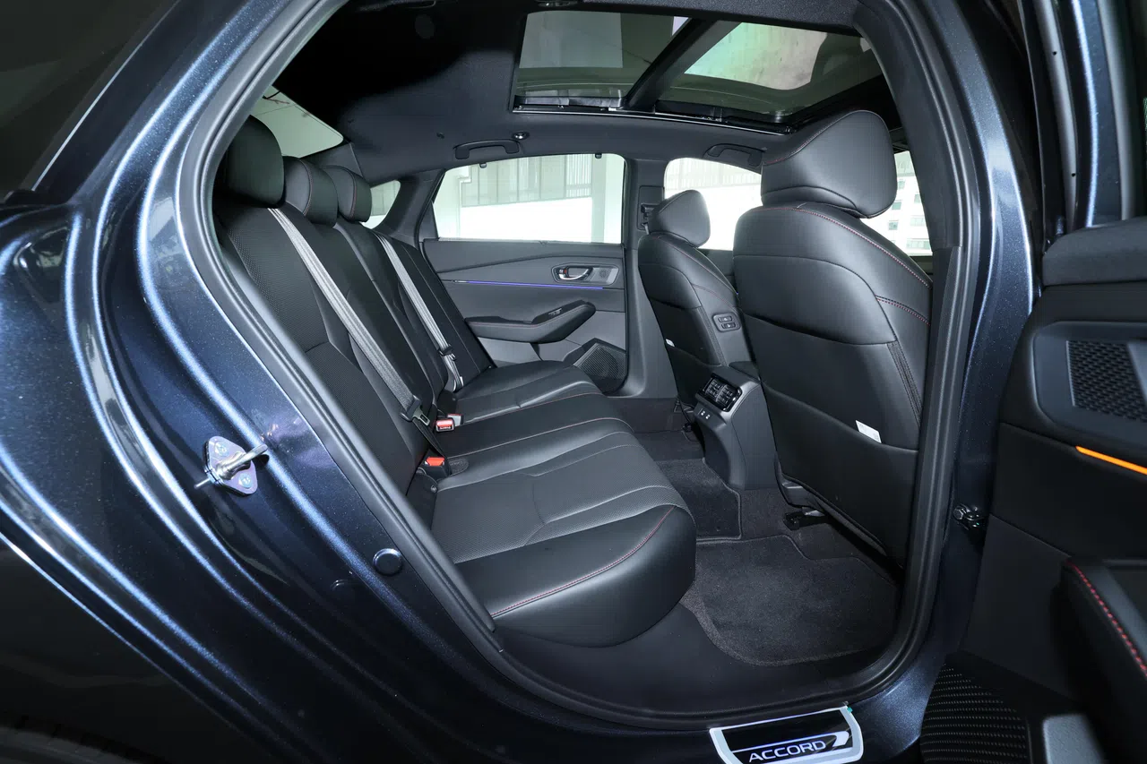 后座空间相当宽敞，腿部和头部空间充裕。（龙国雄摄）