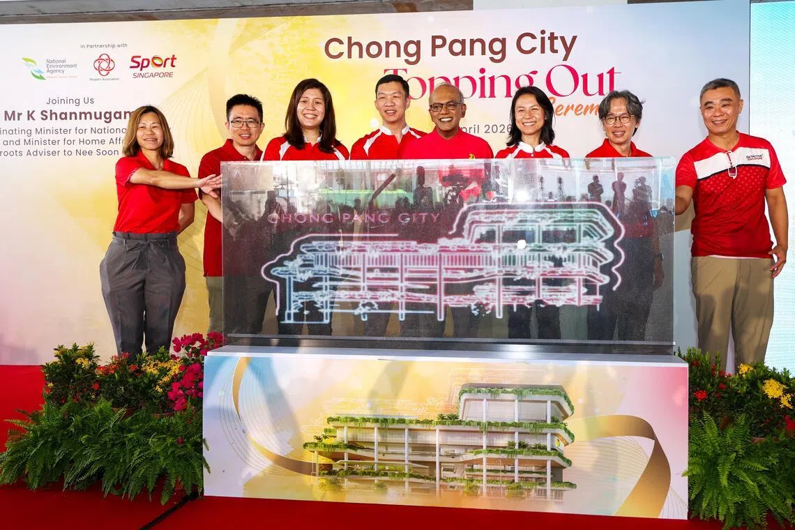 忠邦城封顶仪式由也是义顺集选区议员的国家安全统筹部长兼内政部长尚穆根（右四）主持。其他义顺集选区议员——永续发展与环境部兼文化、社区及青年部高级政务次长吴函燕（右三）、李蕙莹（左三）和林纬量（左四）也出席了仪式。其他受邀嘉宾包括新加坡土地管理局局长潘家煌（右二）、国家环境局局长黄康杰（左二）、新加坡体育理事会副总裁卓文毅（右一）和人协助理总裁陈菁菁（左一）。（林明顺摄）