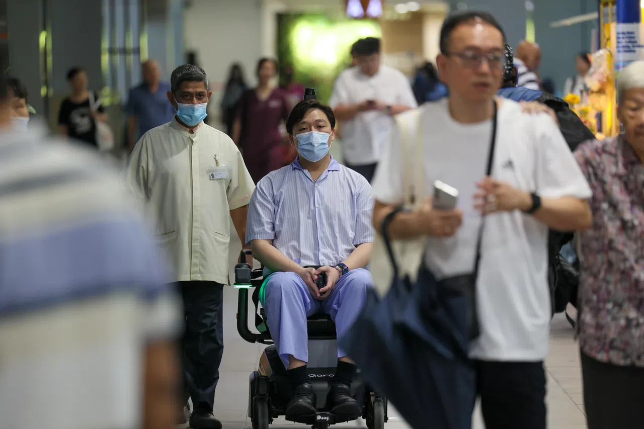 在“记忆轨迹模式”下，自动化轮椅会根据预先设定好的固定路线行进，例如从急诊部门到大堂再到药房。在测试阶段，护送员仍会陪同病人，但长远目标是实现完全自主运行，无需护送员介入。（张俊杰摄）