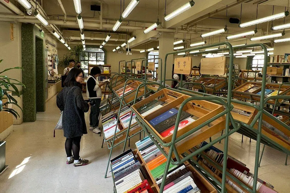 书店空间布局阔绰，摆书的架子像是超市里的蔬菜筐。（叶孝忠摄）