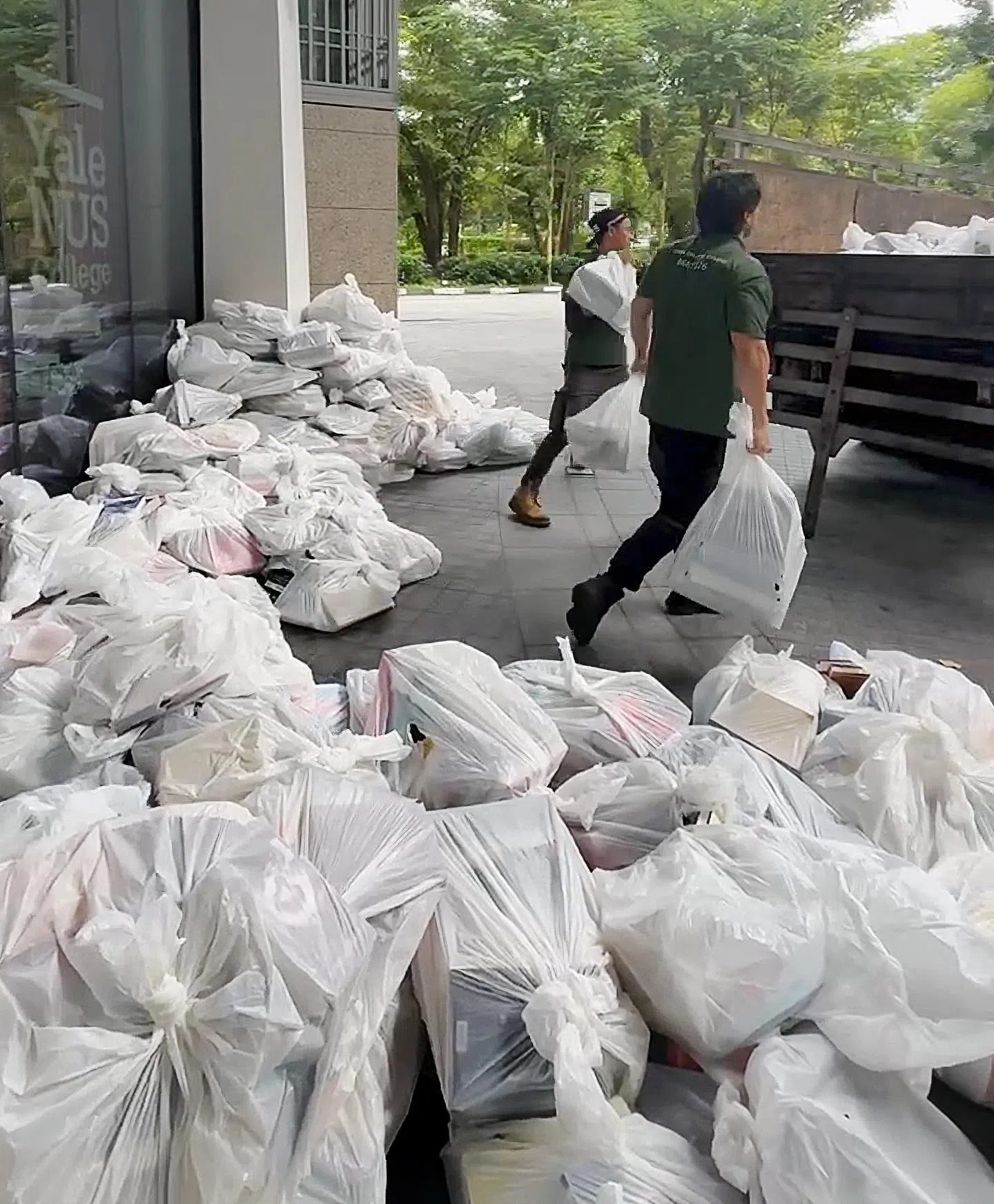 有学生公开回收公司取走数十袋书本的照片和录像后引起热议，国大学生和校友对大学“浪费资源”，轻率对待书籍的举动表达不满。（耶鲁—国大学院学生提供）