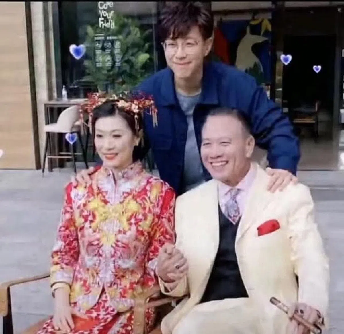 万梓良（前排右）和老婆、儿子一家三口合照。（视频截图）