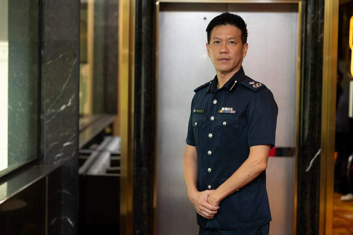 针对近期和警方相关的诈骗案件，商业事务局金融罪案侦查组副局长徐德志助理警察总监说，当局能做的就是尽早让公众知道这些诈骗的模式，避免公众上当。（关俊威摄）