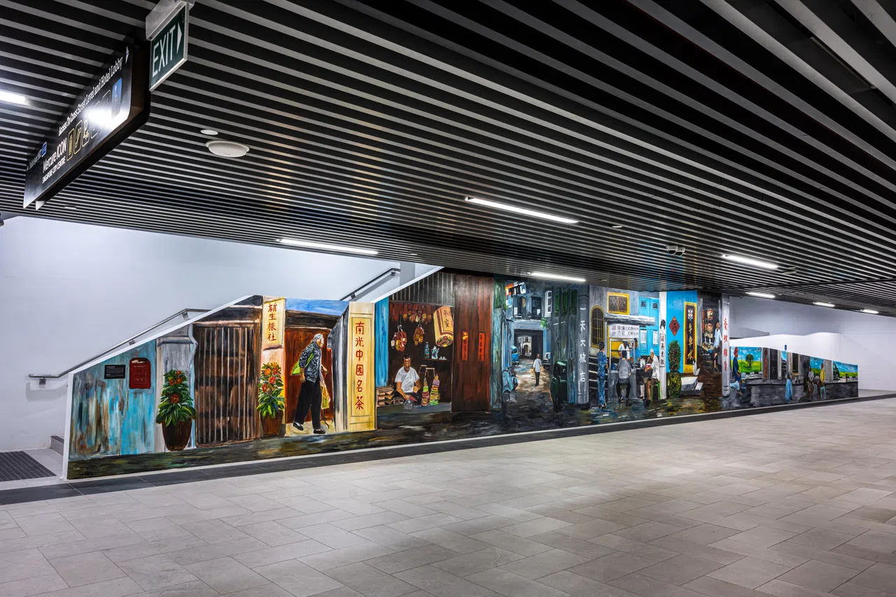 走在Icon食尚广场＠客纳街，能欣赏到本地艺术家萧宝珠以“牛车水的回响”为主题创作的壁画。（叶晓虹摄）