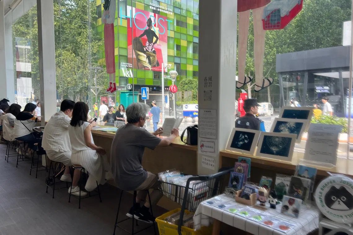 春风习习书店里总是挤满了翻杂志的人，坐在落地大窗前，沉浸在春光明媚的世界里。（叶孝忠摄）