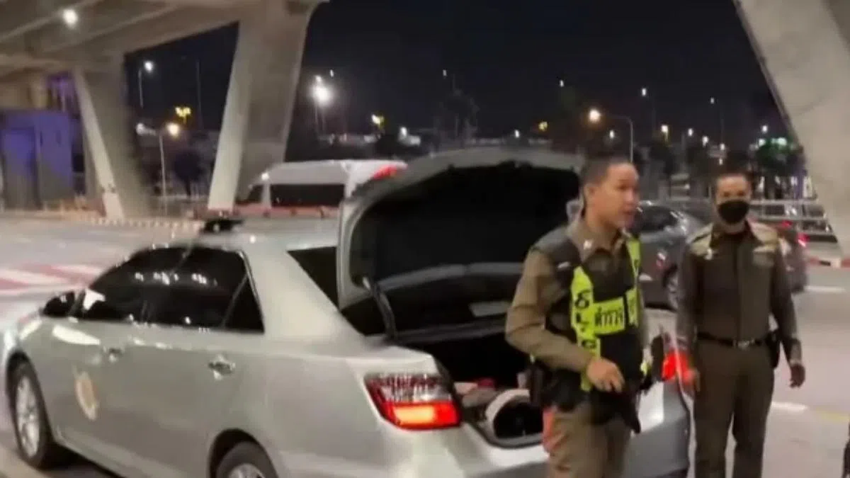 中国女游客在农历新年前夕发视频称，她花钱雇请泰国警察开警车为她开道。（互联网）