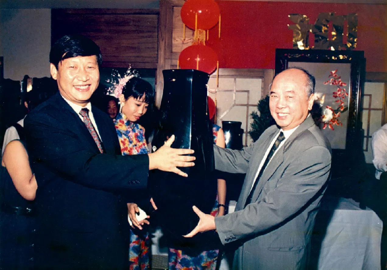 1993年，时任福州市委书记的习近平（左）在福州元洪工业区建设动土仪式上向黄祖耀赠送纪念品。大华银行当年是少数获准在中国营业的海外银行。（大华银行提供）