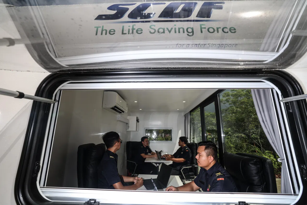 动态部署舱（Dynamic Deployment Pod）配备办公桌、车载充电器、冷气和电源插座等，能满足救护人员的日常办公和休息需求。舱外也安装电眼。（关俊威摄）