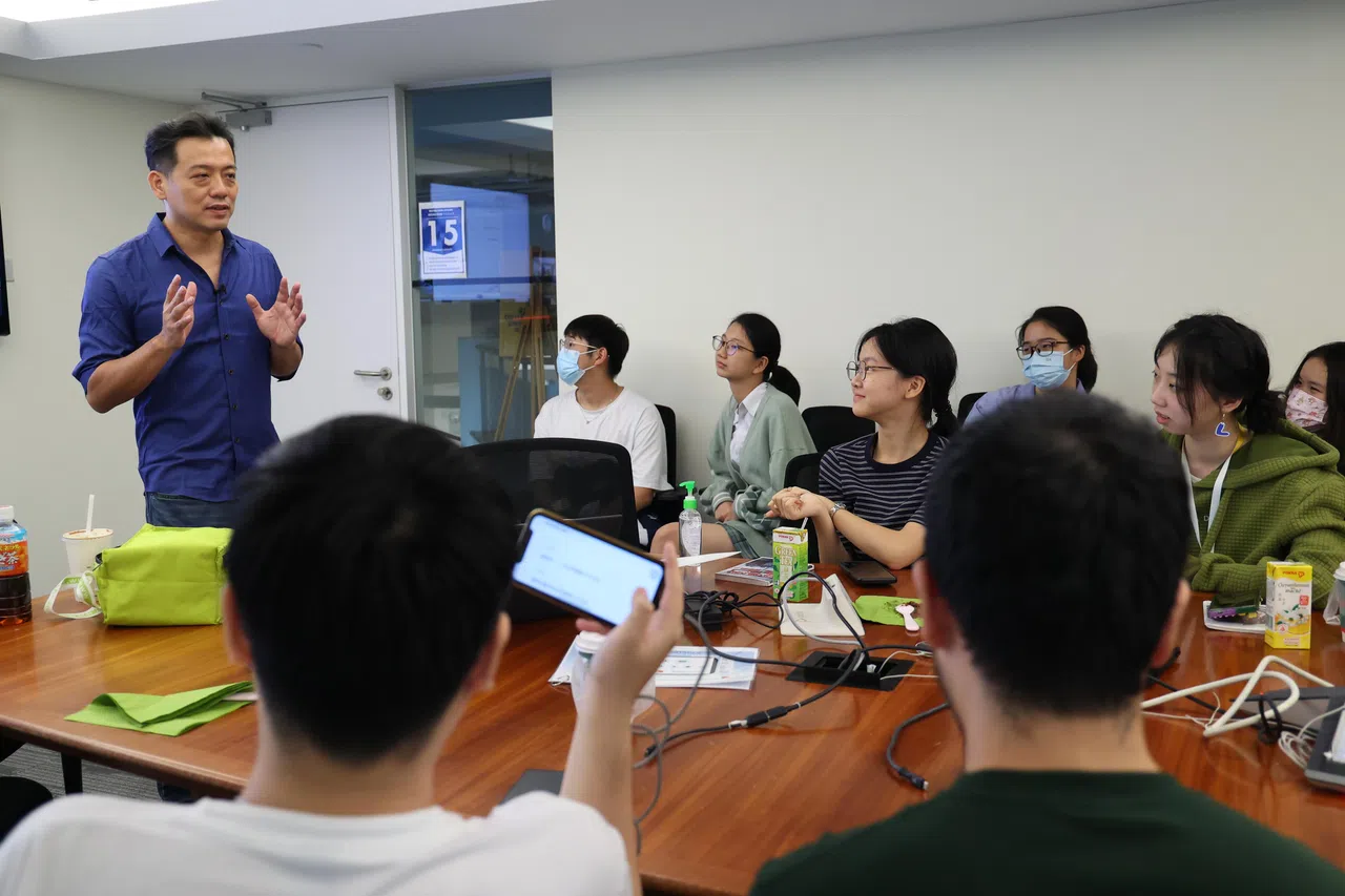 在两小时的现代诗创作坊，吴怀晨向学生介绍了断句、声音在诗歌创作发挥的作用。（林明顺摄）