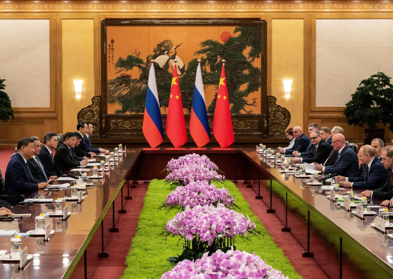 中国国家主席习近平（左）星期二（9月2日）上午在北京人民大会堂与赴华参加上合组织峰会和中国抗战胜利80周年阅兵式的俄罗斯总统普京（右二）举行会谈。（路透社）