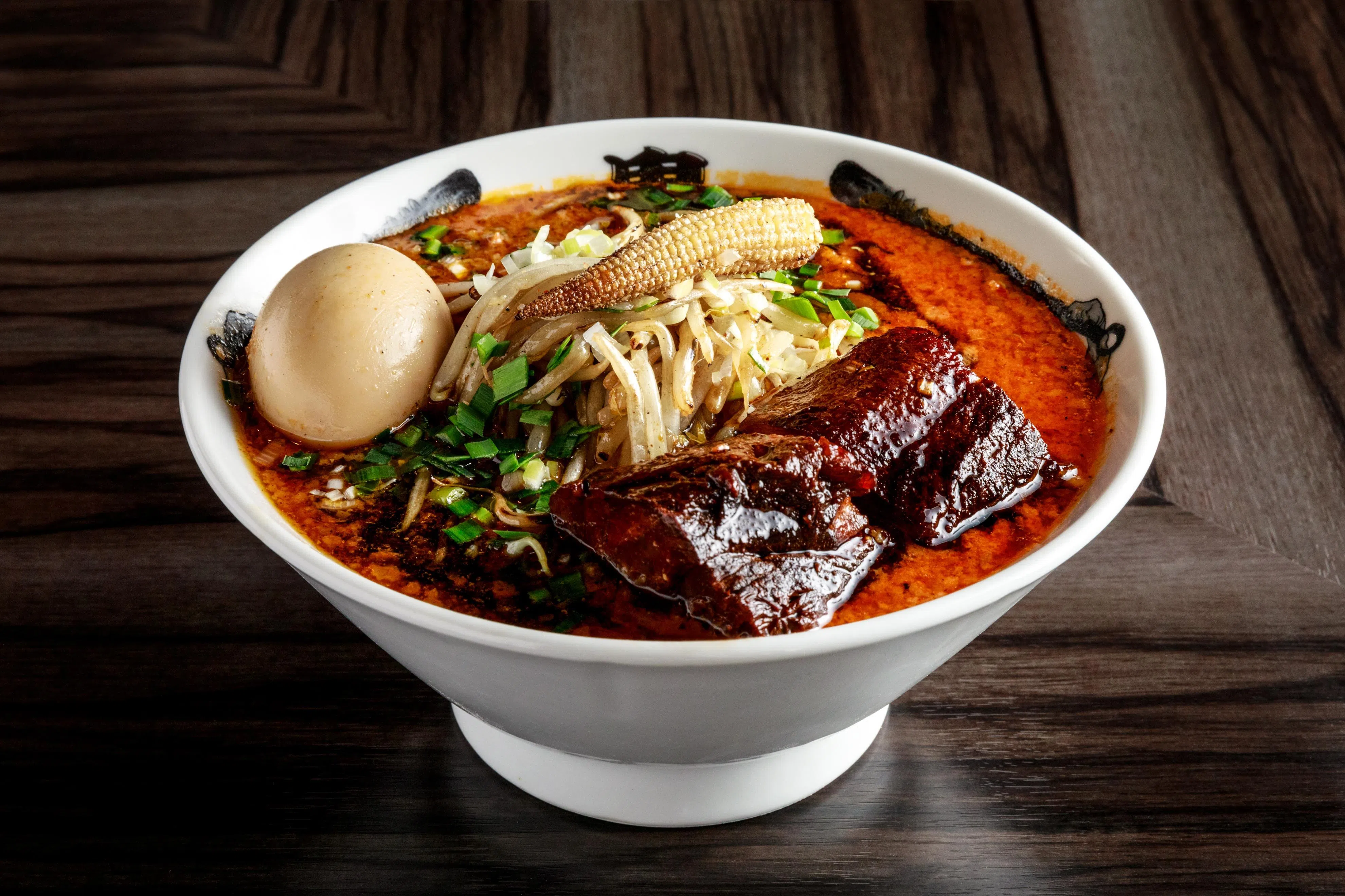 特制味噌拉面有红烧猪肉配溏心蛋。（怡丰城提供）