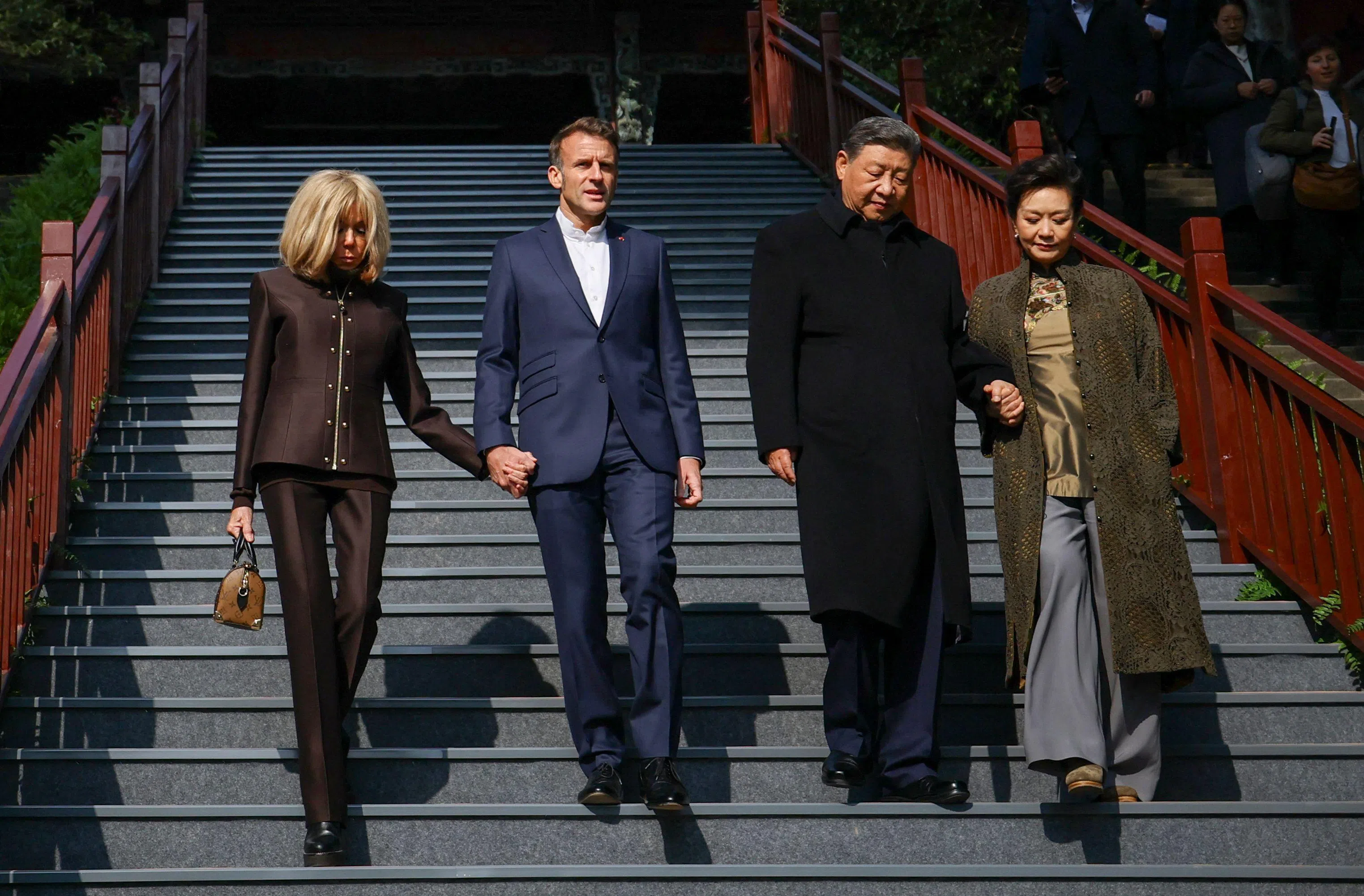 法国总统马克龙和夫人布丽吉特星期五（12月5日）与中国国家主席习近平和夫人彭丽媛前往都江堰。（法新社）