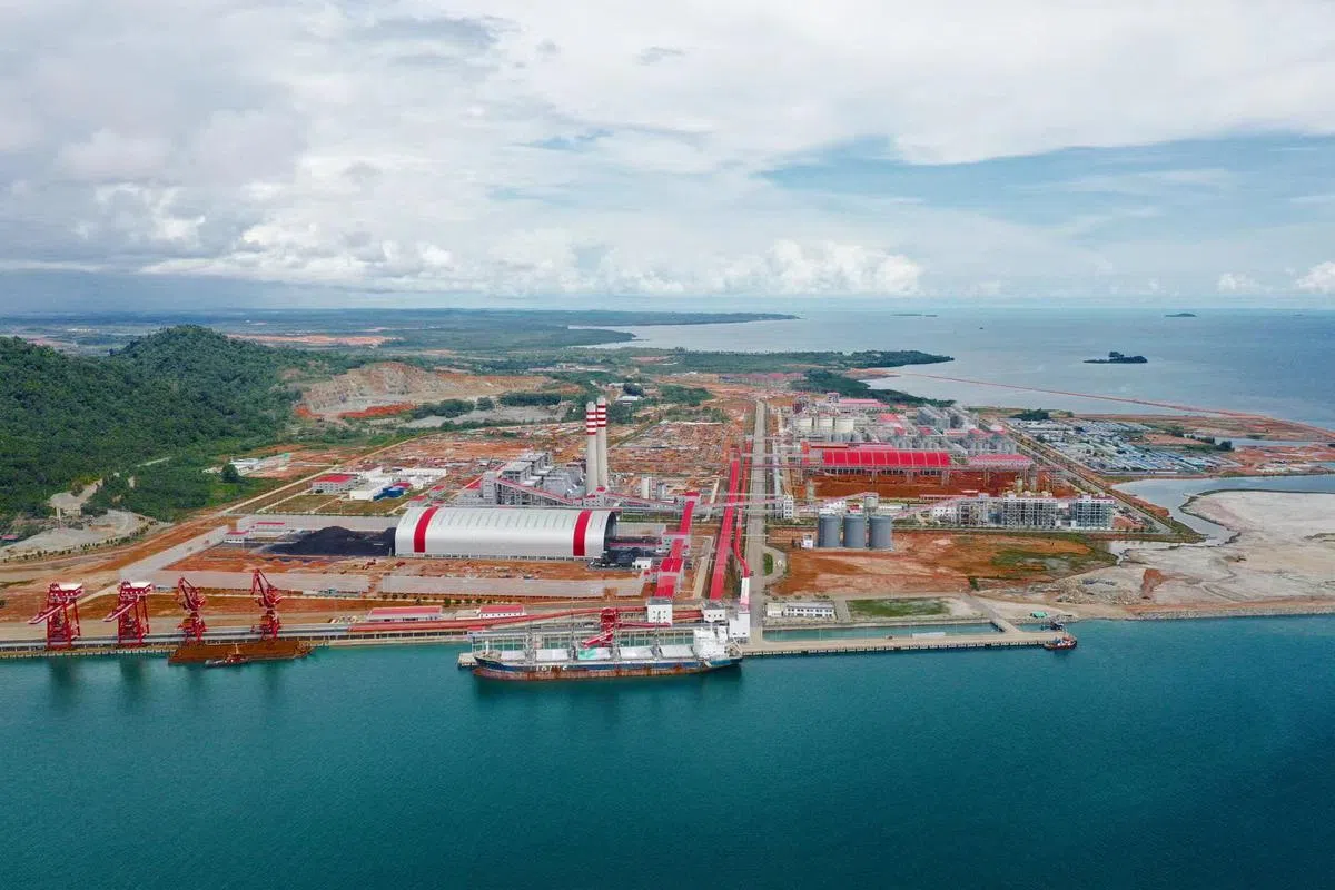 在南山印尼宾坦工业园项目下，南山铝业新加坡分公司与印尼和马来西亚合作伙伴三方携手建设200万吨氧化铝项目，该项目现已全面投产运营。（图/南山集团提供）