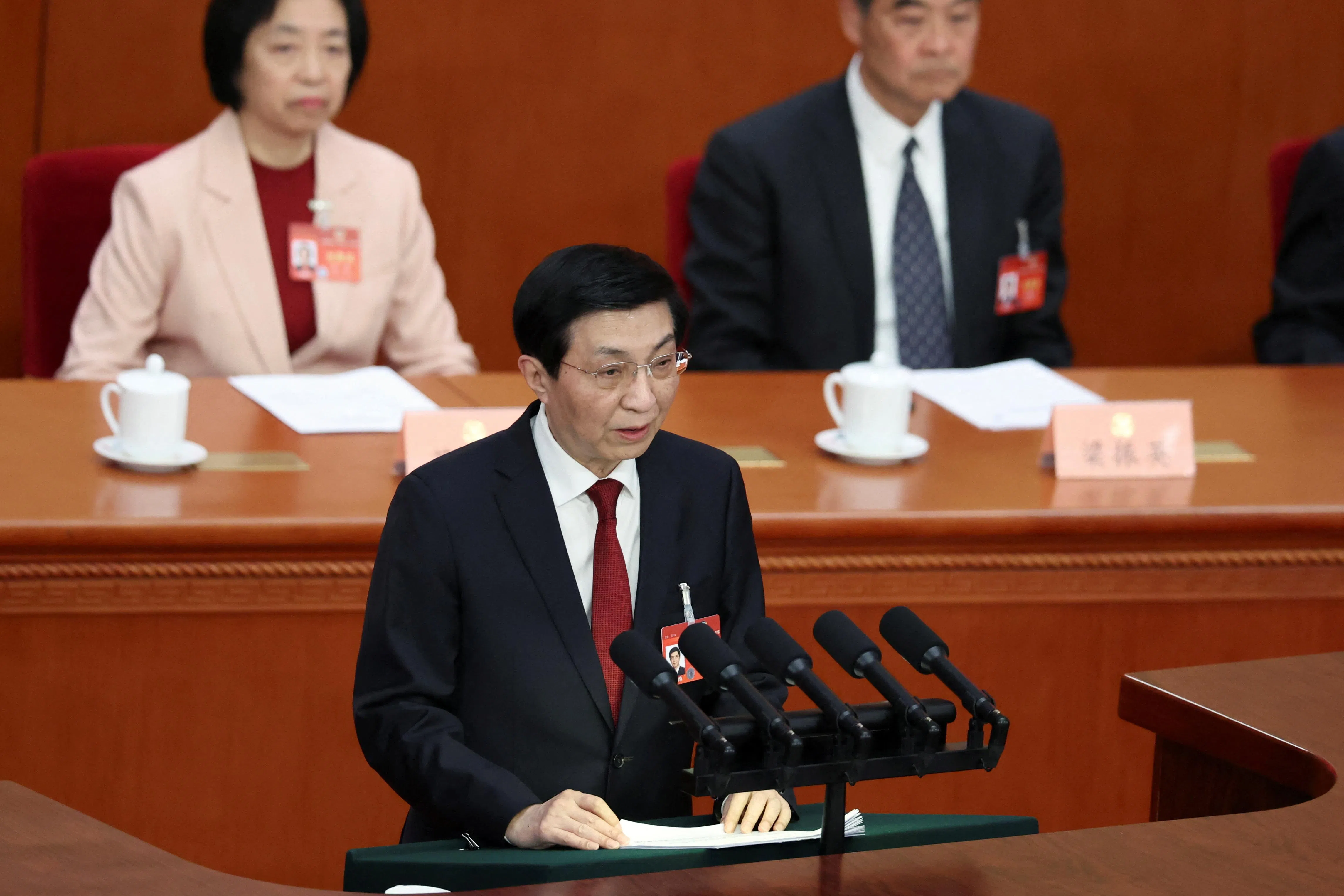 中国全国政协主席王沪宁（前）3月4日在政协会议开幕会宣读政协常委会工作报告阐述下来一年的主要任务时，完全未提及两岸。（路透社）