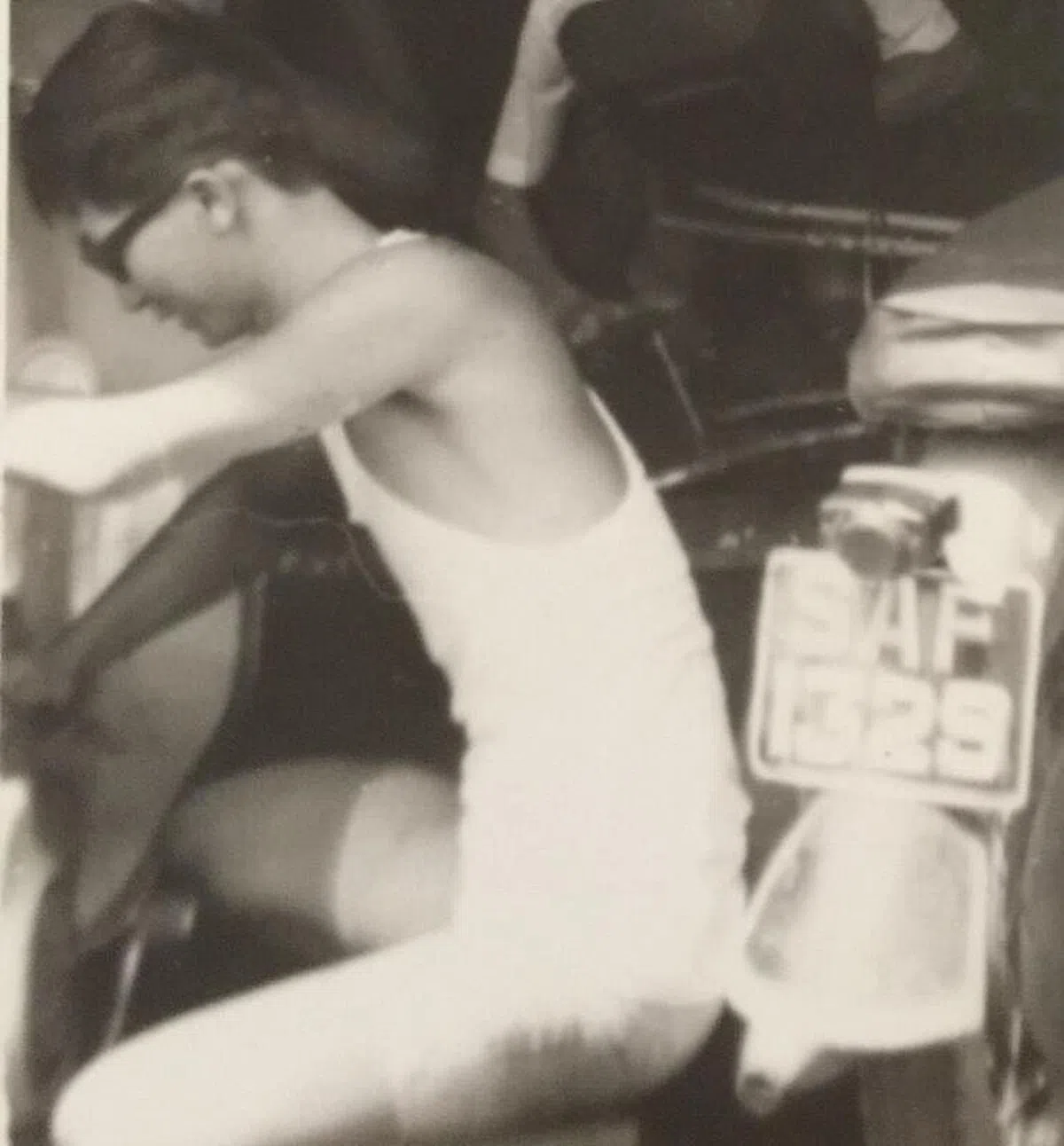 王顺龙中二退学后曾在父亲的脚踏车店帮忙修车。（受访者提供）