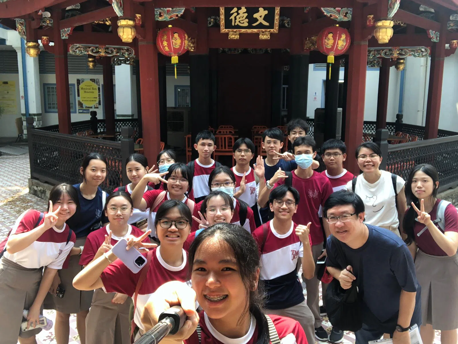 师生参观崇文阁内，这里是早期华社和福建会馆开始重视文教的起步点。（淡滨尼美廉初级学院提供）